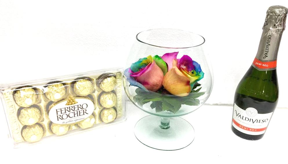 Copa con 3 Rosas Arcoiris, Champagne 375cc y Bombones Ferrero Rocher 150grs